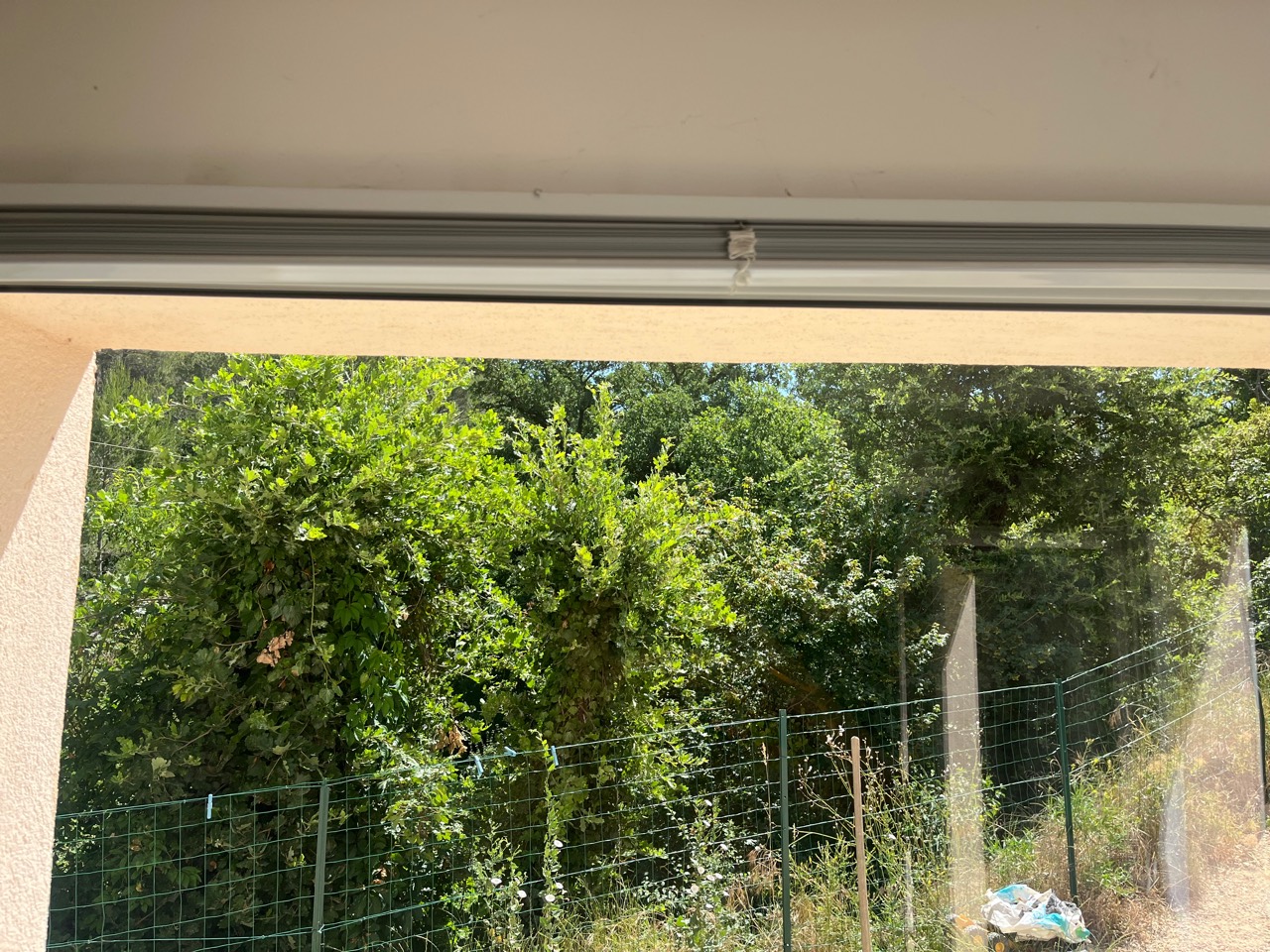 Nettoyage d'une grande vitre avec vue extérieure
